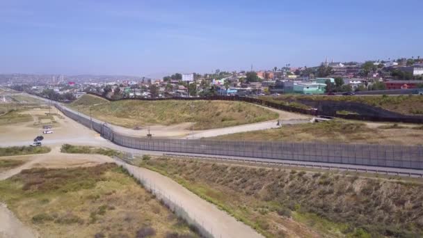 メキシコとサンディエゴをティフアナから隔てる国境の壁のフェンスの上の航空機 — ストック動画