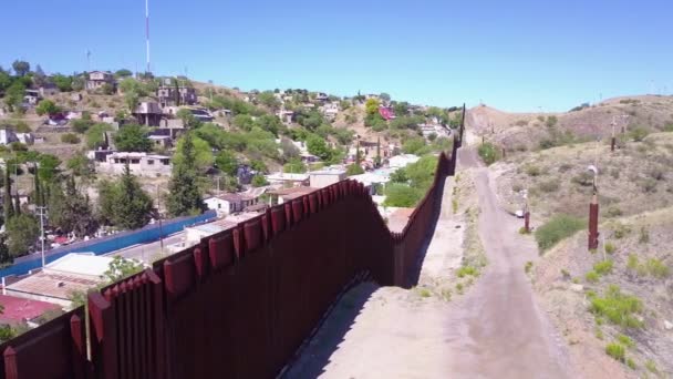 Framåt Antenn Längs Usa Mexikanska Gränsstängsel Avslöjar Staden Nogales — Stockvideo