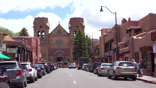 Estabelecendo Tiro Uma Rua Principal Santa Novo México Com Igreja — Vídeo de Stock