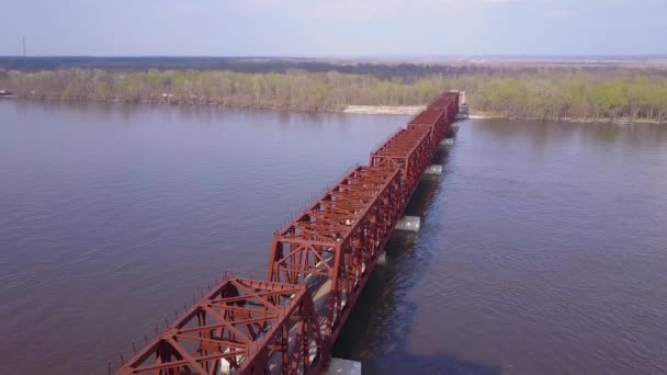 バーリントン アイオワ近くのミシシッピ川にかかる大きな鉄橋の美しい空中 — ストック動画