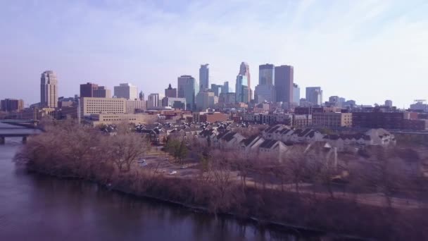 Vacker Antenn Som Flyger Över Mississippifloden Mot Minneapolis Minnesota — Stockvideo