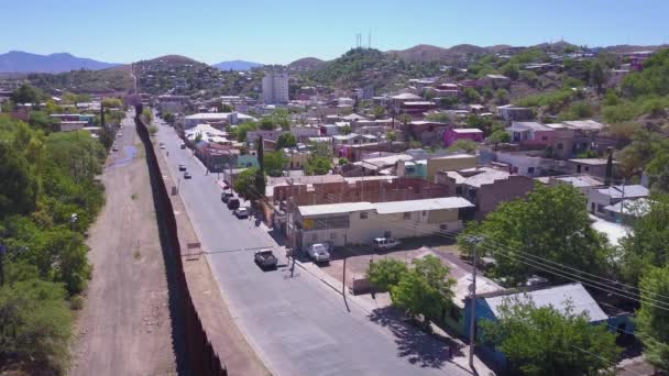 Flygskottet Rör Sig Över Den Mexikanska Gränsen Stängsel Nära Staden — Stockvideo