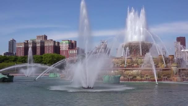 Aufnahme Der Innenstadt Chicagos Mit Springbrunnen Und Verkehr — Stockvideo