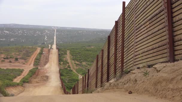 Pohraniční Hlídkové Vozidlo Sedí Dálce Poblíž Mexické Hranice Americkou Vlajkou — Stock video