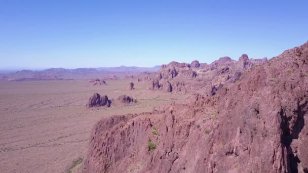 在亚利桑那州索诺兰沙漠荒芜的高山上的一座天线 — 图库视频影像