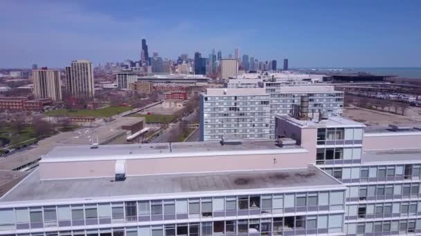 南シカゴ郊外のアパートブロックの周りの空中 — ストック動画