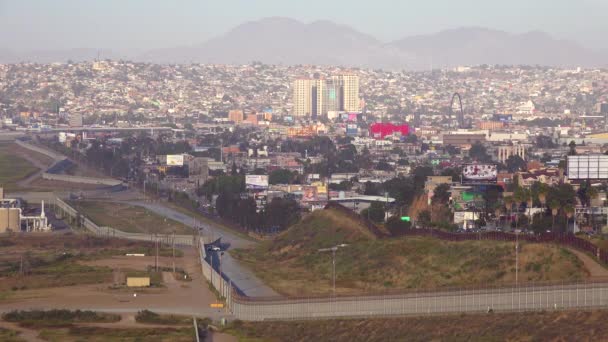 Движение Транспорта Через Тихуану Мексике Точки Зрения Пограничной Стены Забора — стоковое видео