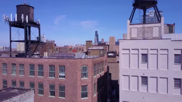Egy Antenna Chicagói Illinois Városrész Felett Tetőtéri Víztornyokkal Együtt — Stock videók