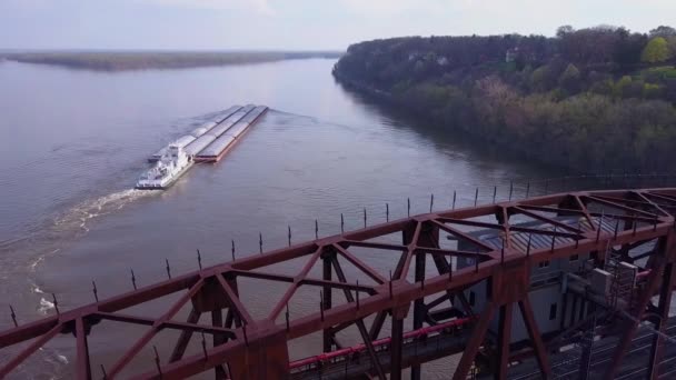密西西比河上的一座漂亮的驳船在钢制吊桥下穿行 — 图库视频影像