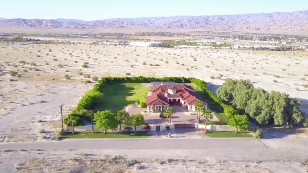 Dramatic Aerial Reveals Large Mansion Miles Lonely Desert — Stock Video