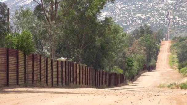 Den Amerikanska Gränsmuren Staket Med Staden Tecate Mexiko Bakgrund — Stockvideo