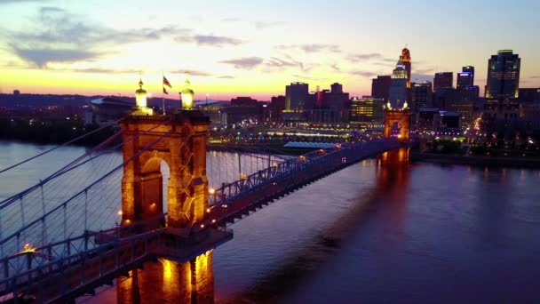 Vacker Kväll Flygfoto Cincinnati Ohio Med Bro Över Ohio River — Stockvideo