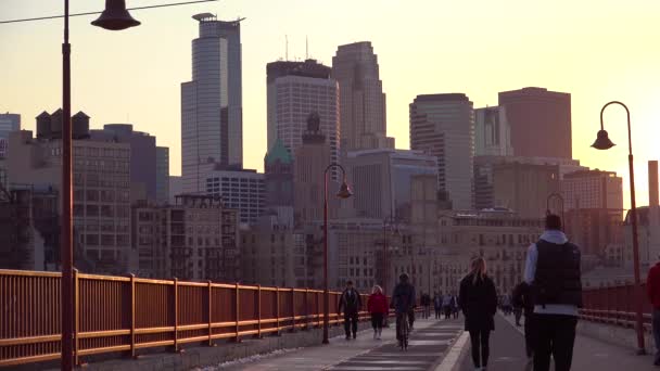 Schöne Aufnahme Von Fußgängern Bei Sonnenuntergang Mit Dem Hintergrund Der — Stockvideo