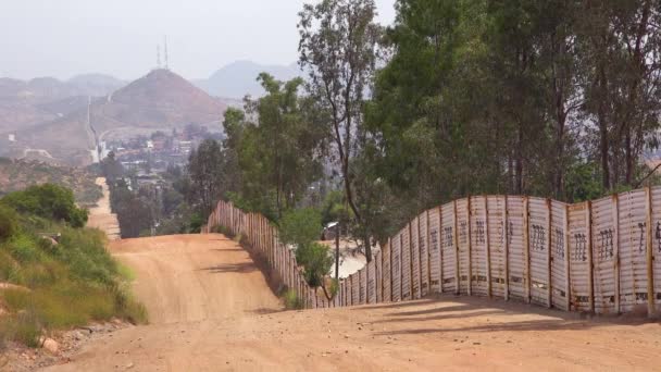 Den Amerikanska Gränsmuren Staket Med Staden Tecate Mexiko Bakgrund — Stockvideo