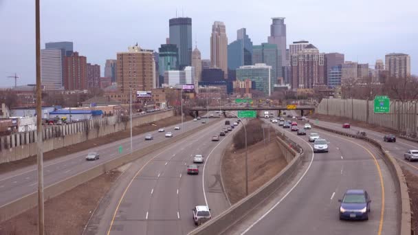 Tráfico Autopista Mueve Junto Con Horizonte Ciudad Minneapolis Fondo Minnesota — Vídeo de stock