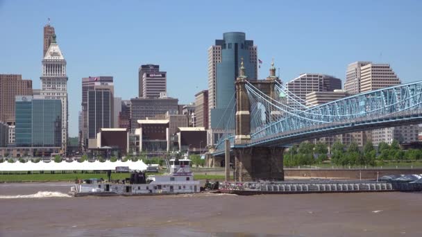 Grundande Bild Cincinnati Ohio Med Pråm Ohio Floden — Stockvideo