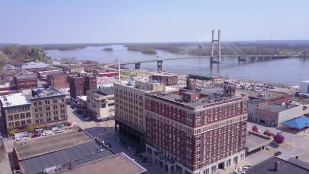 Над Небольшим Городком Америка Берлингтон Айова Фоне Реки Миссисипи — стоковое видео