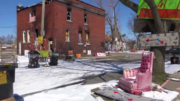 Oggetti Abbandonati Come Sono Assemblati Oggetti Arte Questo Quartiere Detroit — Video Stock