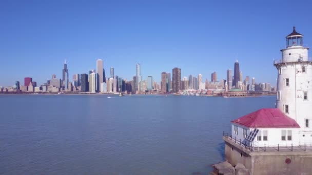 Красивая Антенна Вокруг Знакового Маяка Озере Мичиган Городом Чикаго Вдали — стоковое видео