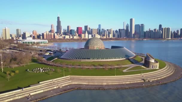 Антенна Планетария Адлера Видом Чикаго Заднем Плане — стоковое видео