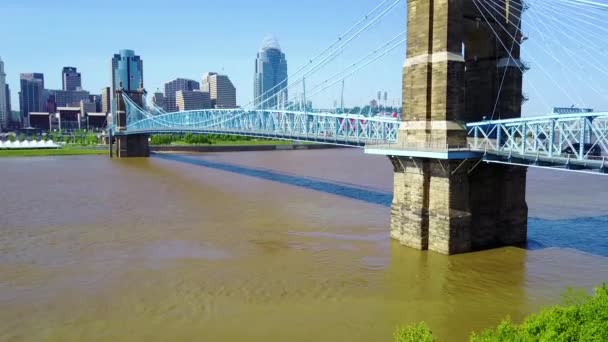 在俄亥俄州辛辛那提的空中拍摄到一座横跨俄亥俄河的桥 — 图库视频影像