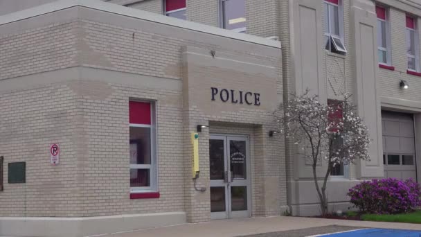 Exterior Estableciendo Disparo Una Pequeña Estación Policía — Vídeos de Stock