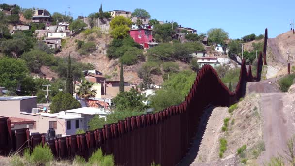 位于亚利桑那州Nogales的美国墨西哥边境墙两侧的风景 — 图库视频影像