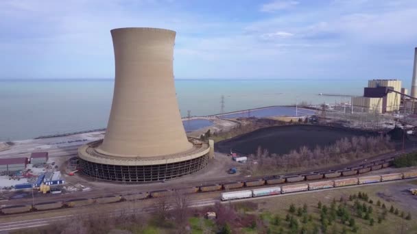 Buen Avión Sobre Una Central Nuclear Lago Michigan — Vídeo de stock