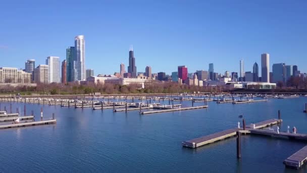 芝加哥伊利诺伊州天际线背景的港口上空的一架航机 — 图库视频影像