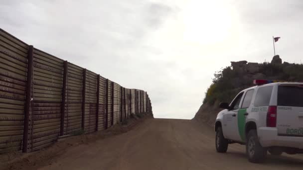 Grenzschutzfahrzeug Nähert Sich Langsam Der Grenze Mexiko Mit Wehender Amerikanischer — Stockvideo