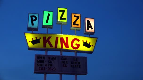 Letrero Neón Retro Identifica Restaurante Pizza King — Vídeos de Stock