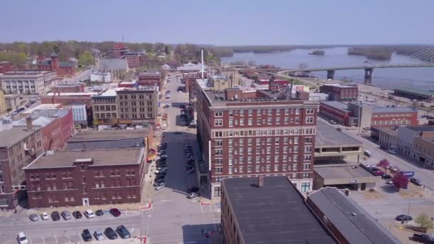 Stigande Antenn Skott Över Liten Stad Amerika Burlington Iowa Centrum — Stockvideo