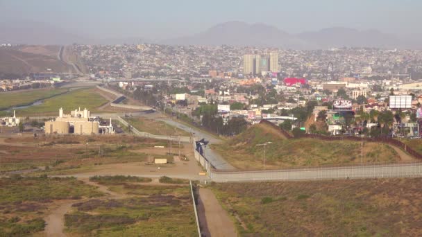 Utsikt Över Bergen Mellan Tijuana Och San Diego Avslöjar Gränsstängslet — Stockvideo