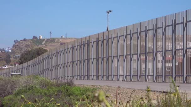 Автомобиль Пограничного Патруля Движется Вдоль Пограничной Стены Между Сан Диего — стоковое видео