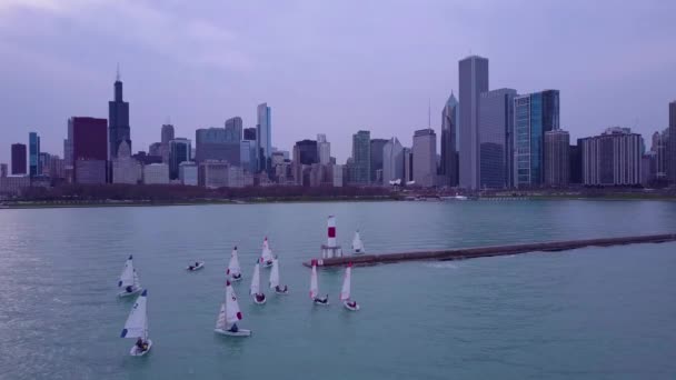 Egy Antenna Felett Vitorlások Lake Michigan Város Chicago Távolban — Stock videók