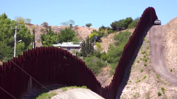 アリゾナ州ノガレスの米国メキシコ国境の壁に沿った眺め — ストック動画