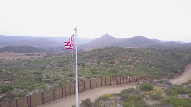 Bandera Estadounidense Vuela Sobre Muro Fronterizo México Desierto California — Vídeos de Stock