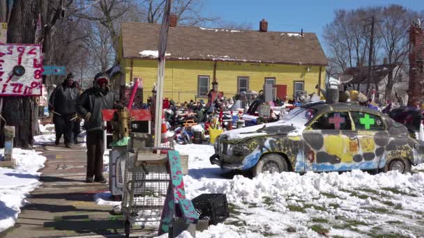 Des Hommes Noirs Traversent Quartier Detroit Rempli Objets Abandonnés Objets — Video