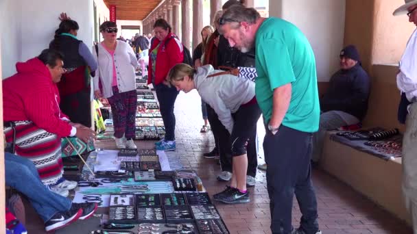 American Indians Sells Handmade Crafts Sidewalk Santa New Mexico — Stock Video