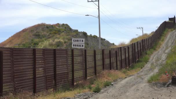 Der Grenzzaun Mexiko Mit Einem Schild Mit Der Aufschrift Grenze — Stockvideo