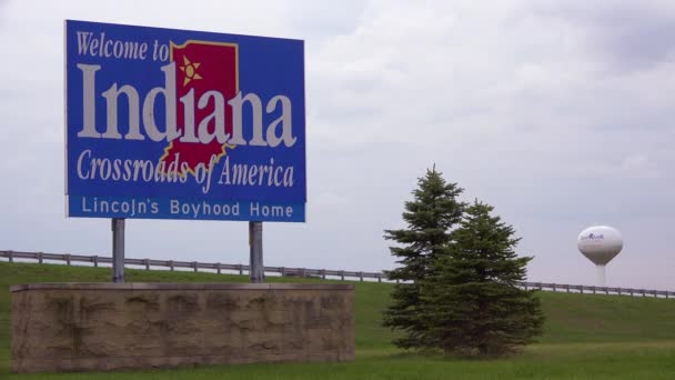 Znamení Dálnici Vítá Návštěvníky Státu Indiana — Stock video