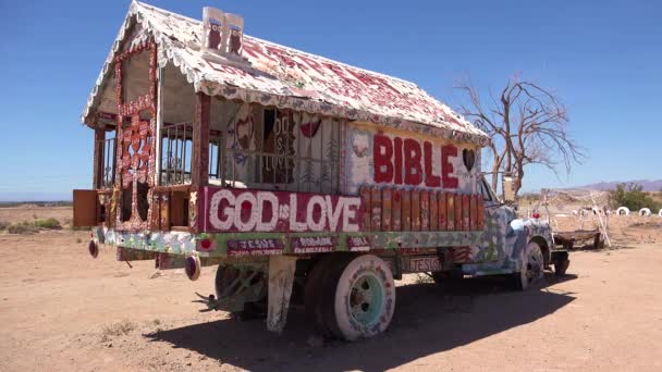 Camión Pintado Con Versículos Bíblicos Promoviendo Jesús Sienta Una Comuna — Vídeo de stock