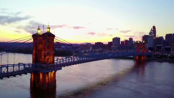 Vacker Kväll Flygfoto Cincinnati Ohio Med Bro Över Ohio River — Stockvideo