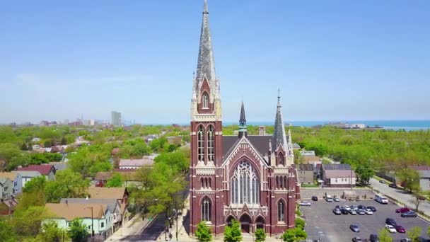 イリノイ州シカゴの南側にある教会や尖塔の周りの美しい航空機 — ストック動画