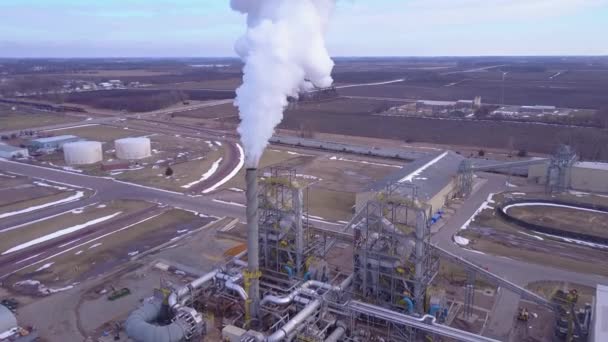 Tir Aérien Dessus Une Raffinerie Pétrole Crachant Pollution Dans Air — Video