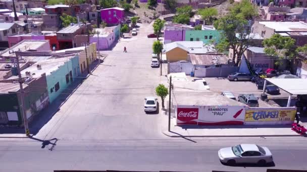 美しい空中ショットはノガレスの町の近くにあるメキシコ国境の壁のフェンスに街から移動します — ストック動画
