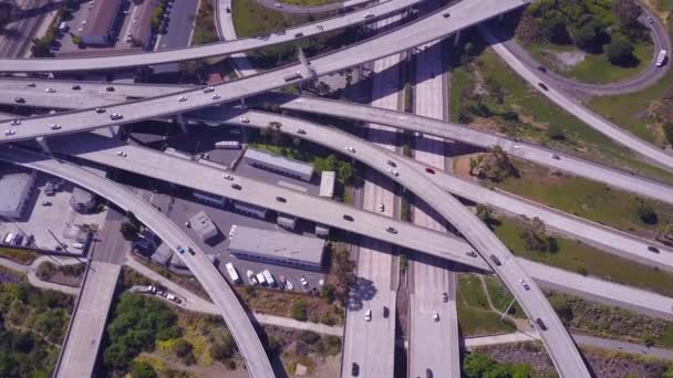 カリフォルニア州ロサンゼルスの近くの広大な高速道路のインターチェンジの上に優れた航空機 — ストック動画