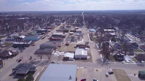 穀物のサイロからの空中は小さなアメリカ中西部の農業の町を明らかにする — ストック動画