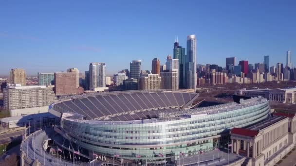 Eine Antenne Über Chicagos Soldier Field Und Skyline — Stockvideo