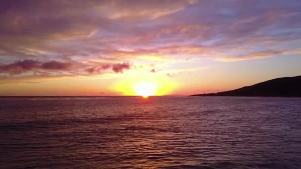 Schöne Luftaufnahme Des Ozeans Bei Sonnenuntergang Oder Sonnenaufgang Der Nähe — Stockvideo